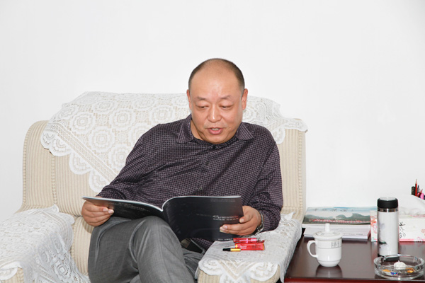 陳大揚(yáng)秘書長(zhǎng)在認(rèn)真閱讀招商手冊(cè)